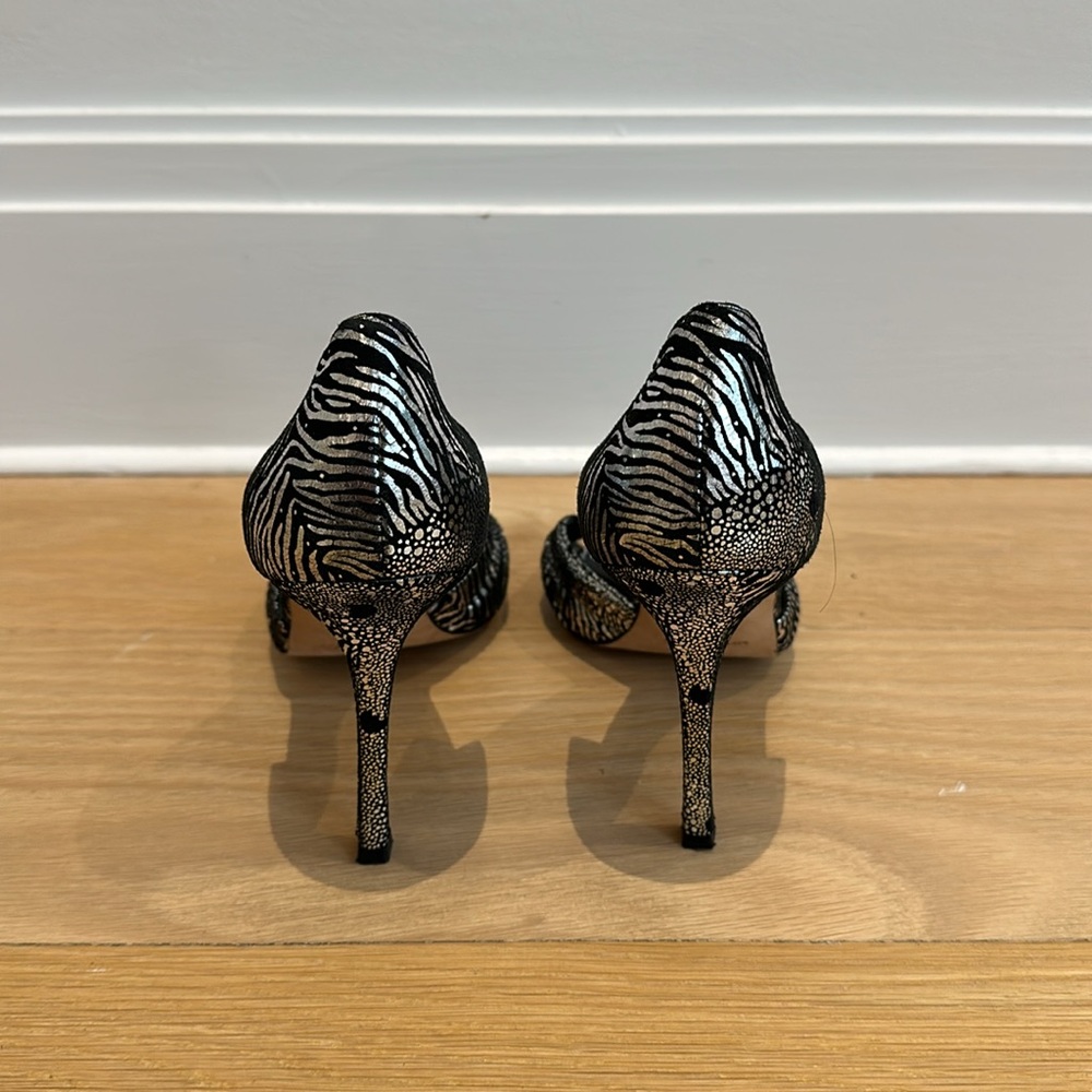 Manolo Blahnik Sedaraby peep toe with clear crystal buckle. - Picture 3 of 4